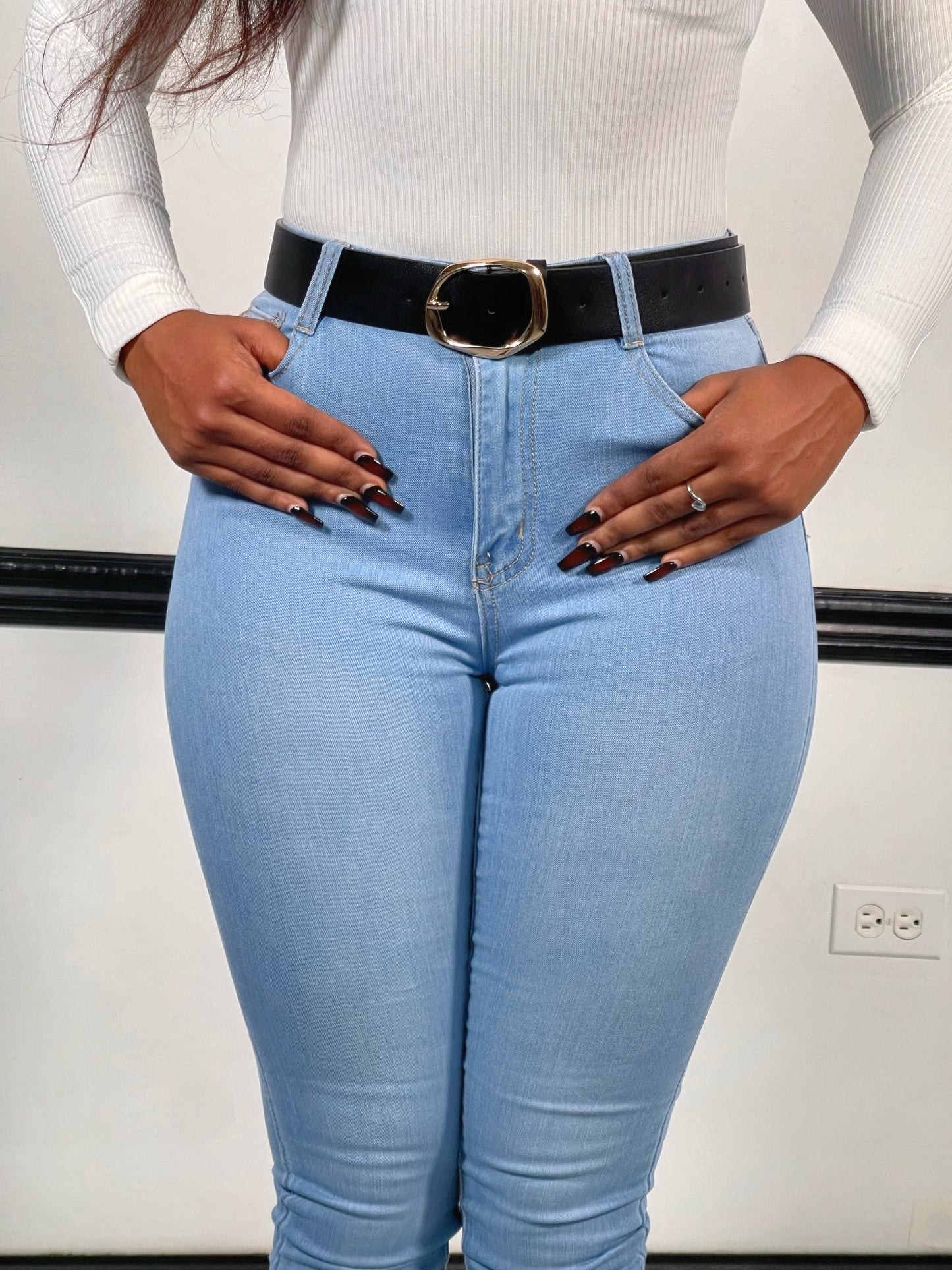 The Aurelia Oval Buckle Belt-Black