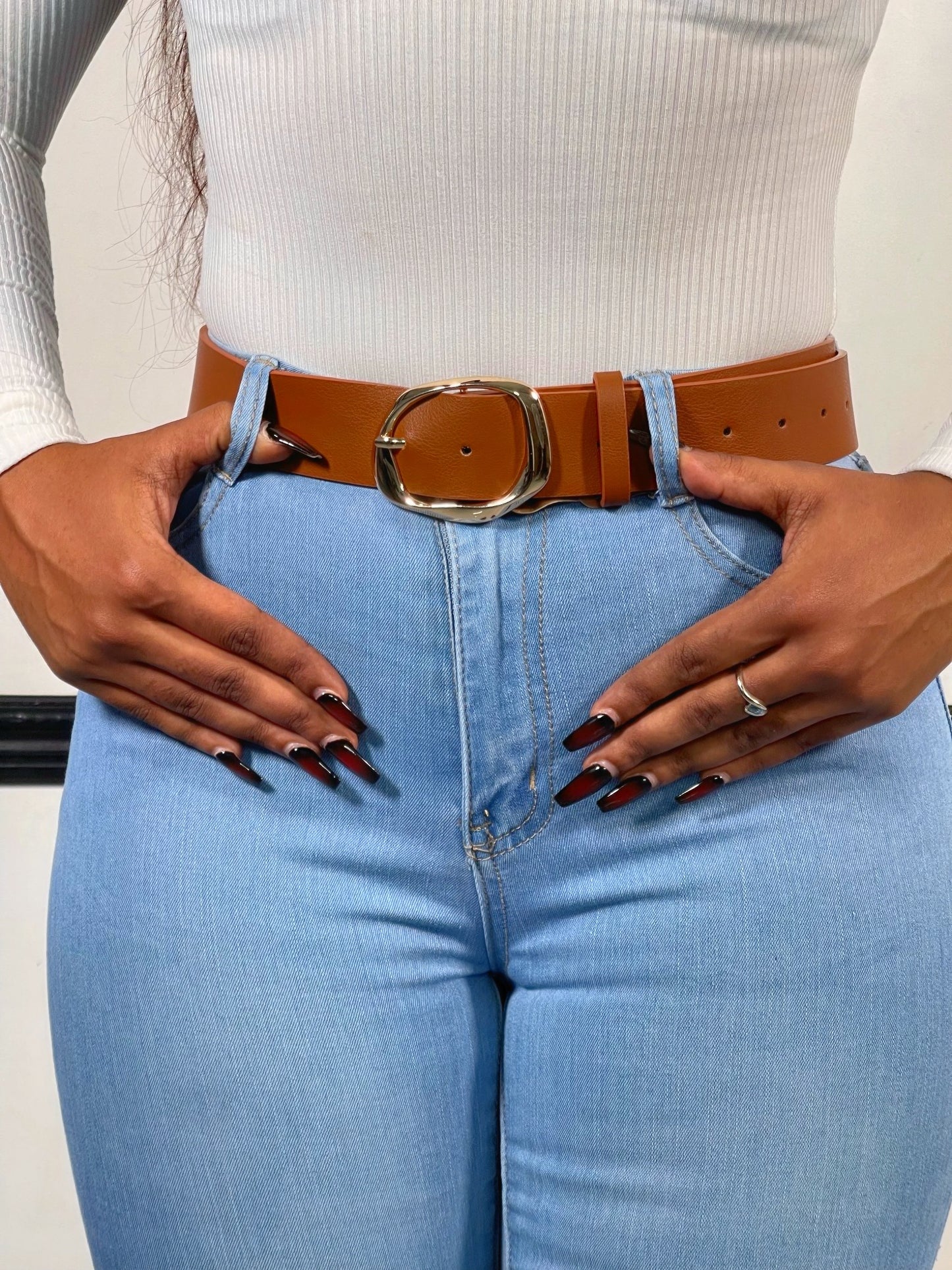 The Aurelia Oval Buckle Belt-Brown